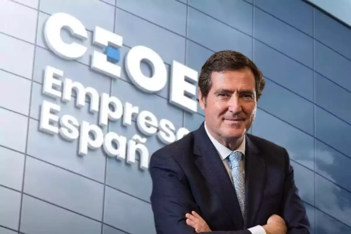 Un hombre de traje frente a un edificio con el logo de CEOE y las palabras "Empresas Españolas".