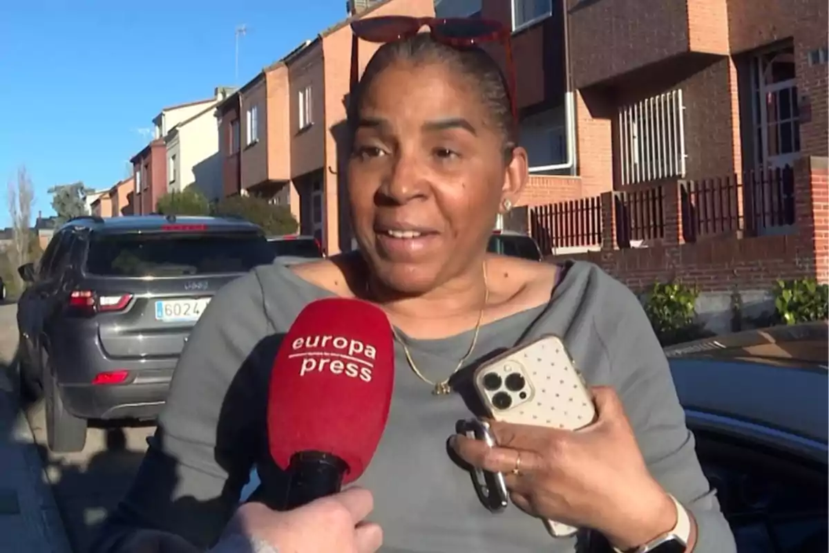 Arelys Ramos siendo entrevistada en la calle con un micrófono de Europa Press. Arelys Ramos siendo entrevistada en la calle con un micrófono de Europa Press.