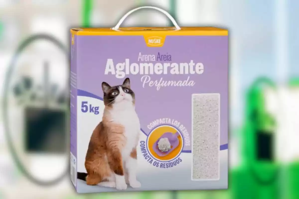 Caja de arena aglomerante perfumada para gatos de 5 kg con imagen de un gato y muestra del producto en el empaque Caja de arena aglomerante perfumada para gatos de 5 kg con imagen de un gato y muestra del producto en el empaque
