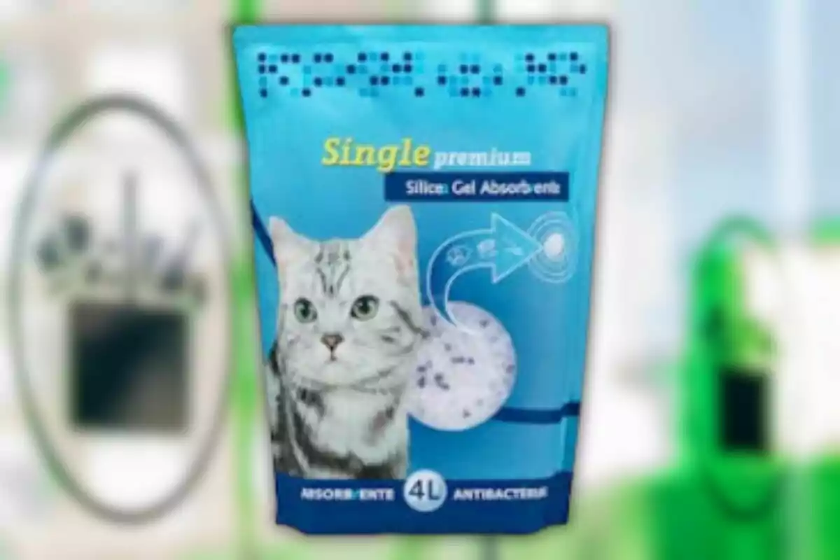 Bolsa de arena para gatos de gel de sílice con diseño de gato en el empaque y texto que indica características como absorbente y antibacterias. Bolsa de arena para gatos de gel de sílice con diseño de gato en el empaque y texto que indica características como absorbente y antibacterias.