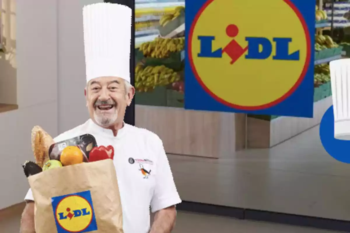 Un chef sonriente con un gorro alto sostiene una bolsa de papel con el logotipo de Lidl, llena de alimentos, frente a un fondo que también muestra el logotipo de Lidl y una sección de frutas y verduras.