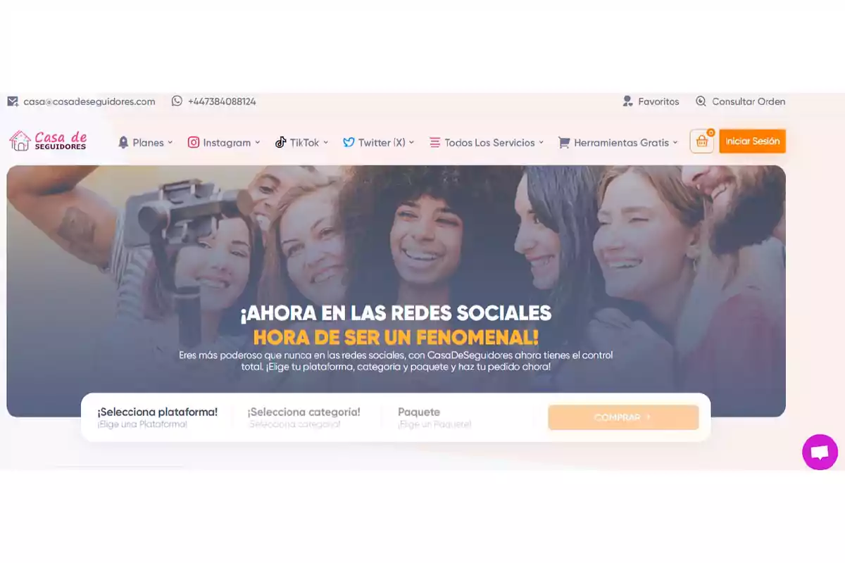 Personas sonriendo mientras se toman una selfie con un mensaje promocional sobre redes sociales.