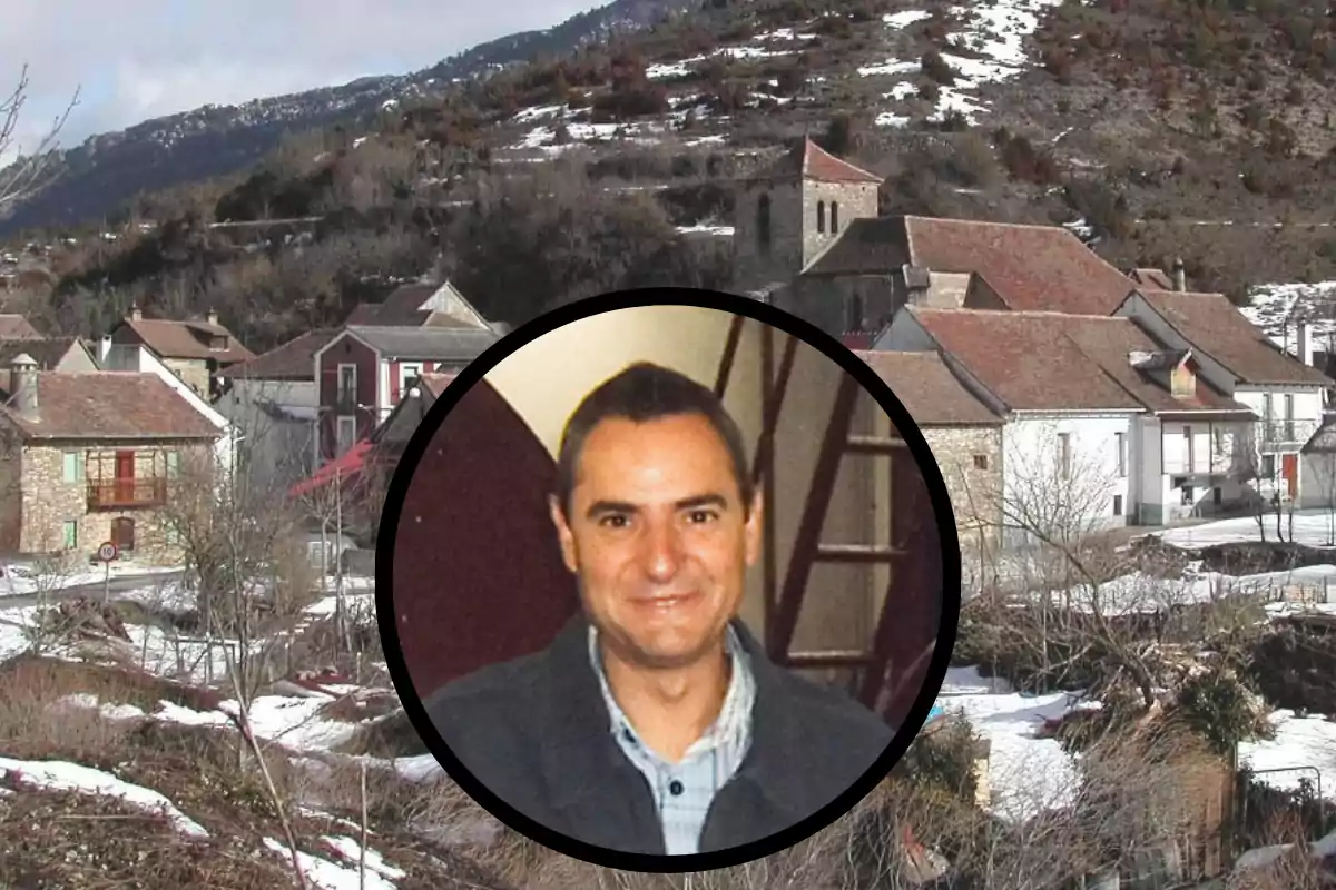 Un retrato de un hombre sonriente en un marco circular superpuesto sobre un paisaje invernal de un pueblo con casas de tejados rojos y montañas al fondo.