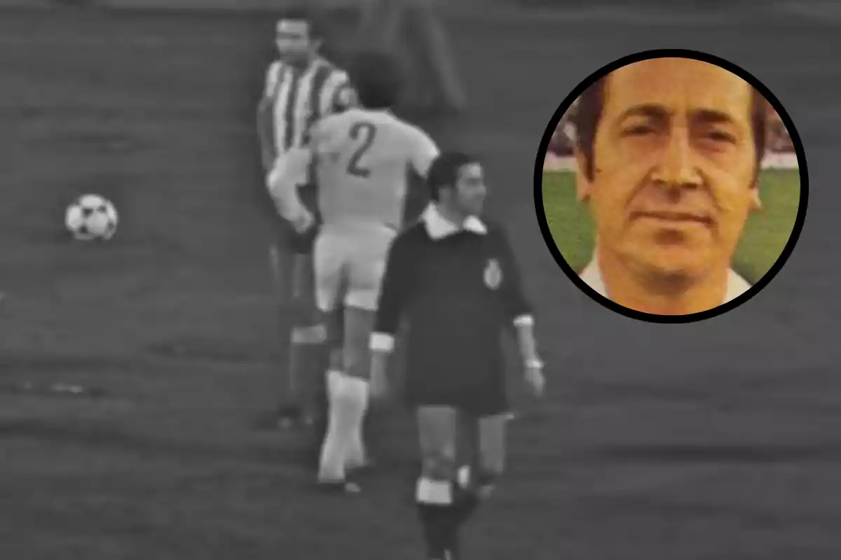 Un partido de fútbol en blanco y negro con un árbitro y jugadores en el campo y un recuadro con el rostro de un hombre.