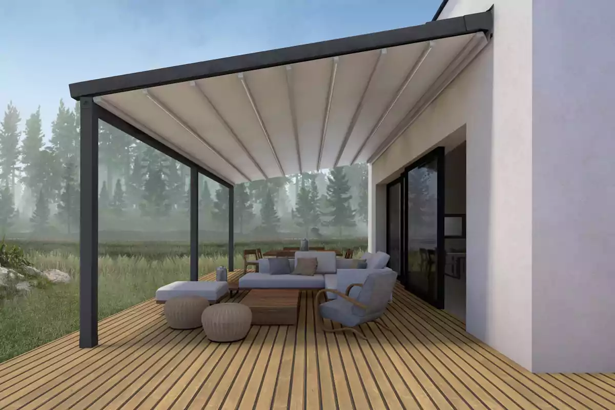 Terraza moderna con muebles de exterior y pérgola en un entorno natural con árboles al fondo.