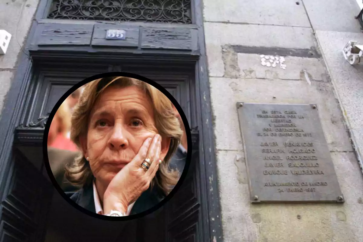 Una mujer pensativa aparece en un círculo superpuesto sobre la imagen de una puerta con el número 55 y una placa conmemorativa en la pared.