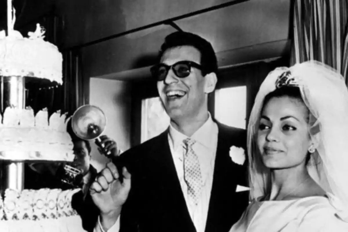 Augusto Algueró y Carmen Sevilla en su boda en una foto en blanco y negro.