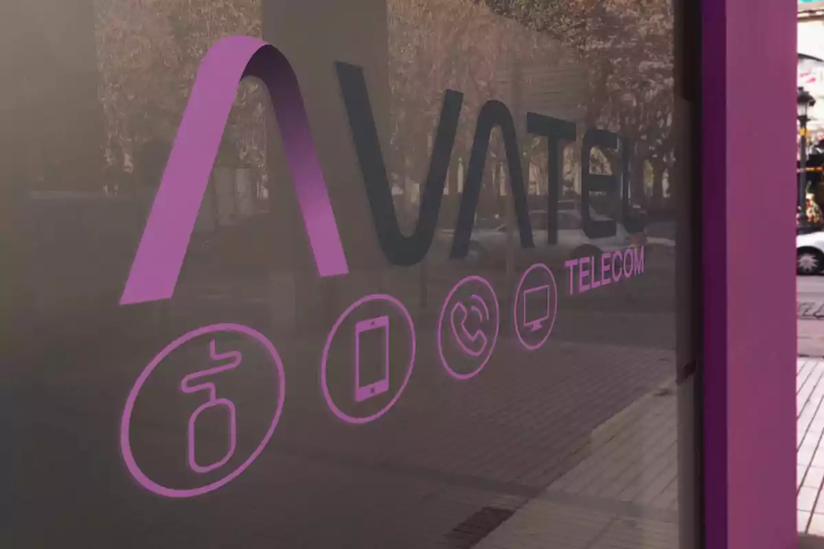 Un cartel de una empresa de telecomunicaciones con iconos de servicios reflejado en una ventana.