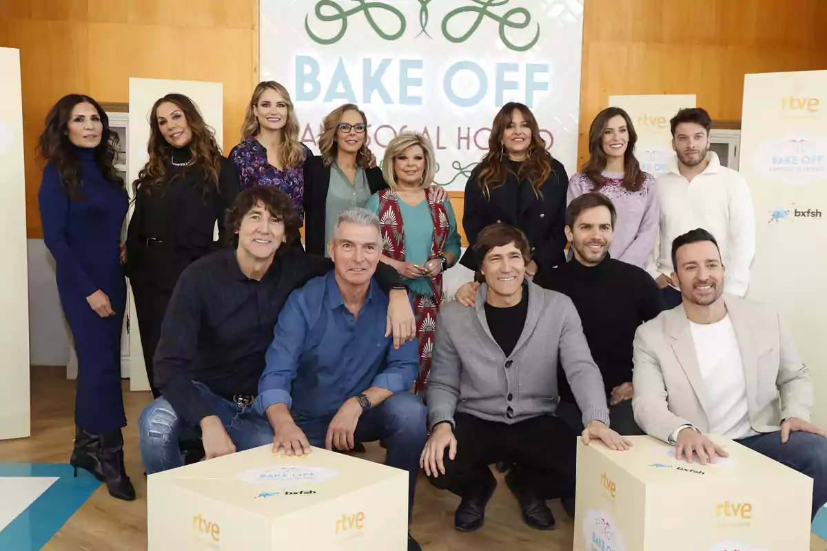 Un grupo de personas posando juntas frente a un cartel que dice 