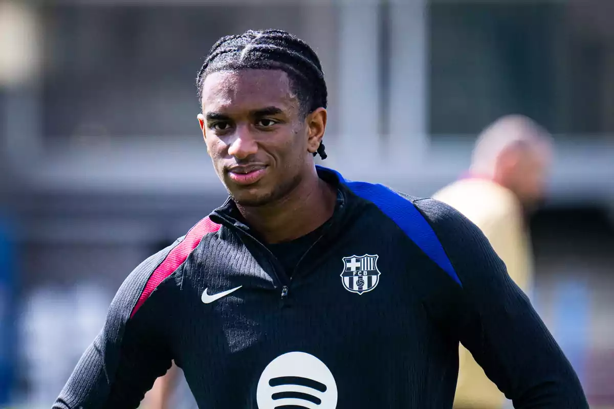 Futbolista con uniforme de entrenamiento del FC Barcelona durante una práctica al aire libre Futbolista con uniforme de entrenamiento del FC Barcelona durante una práctica al aire libre