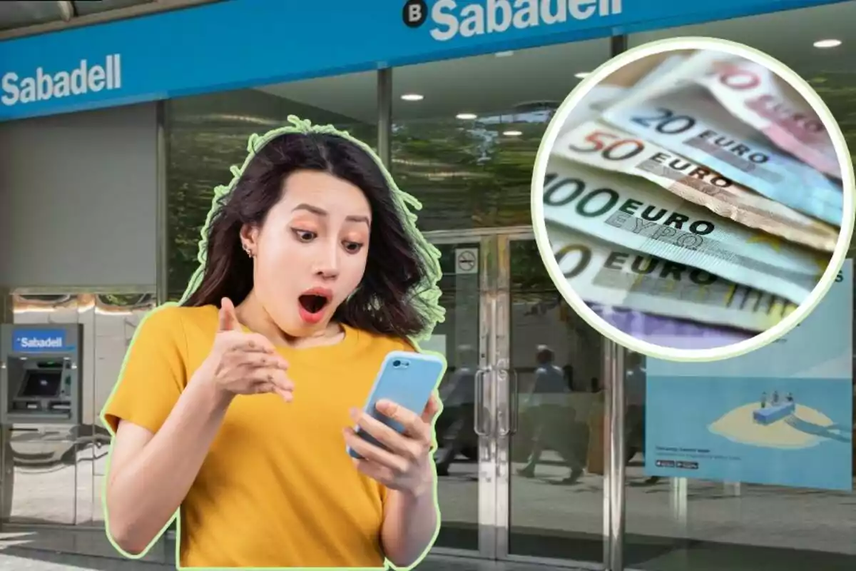 Una mujer sorprendida mirando su teléfono frente a una sucursal del banco Sabadell, con una imagen de billetes de euro en la esquina superior derecha.