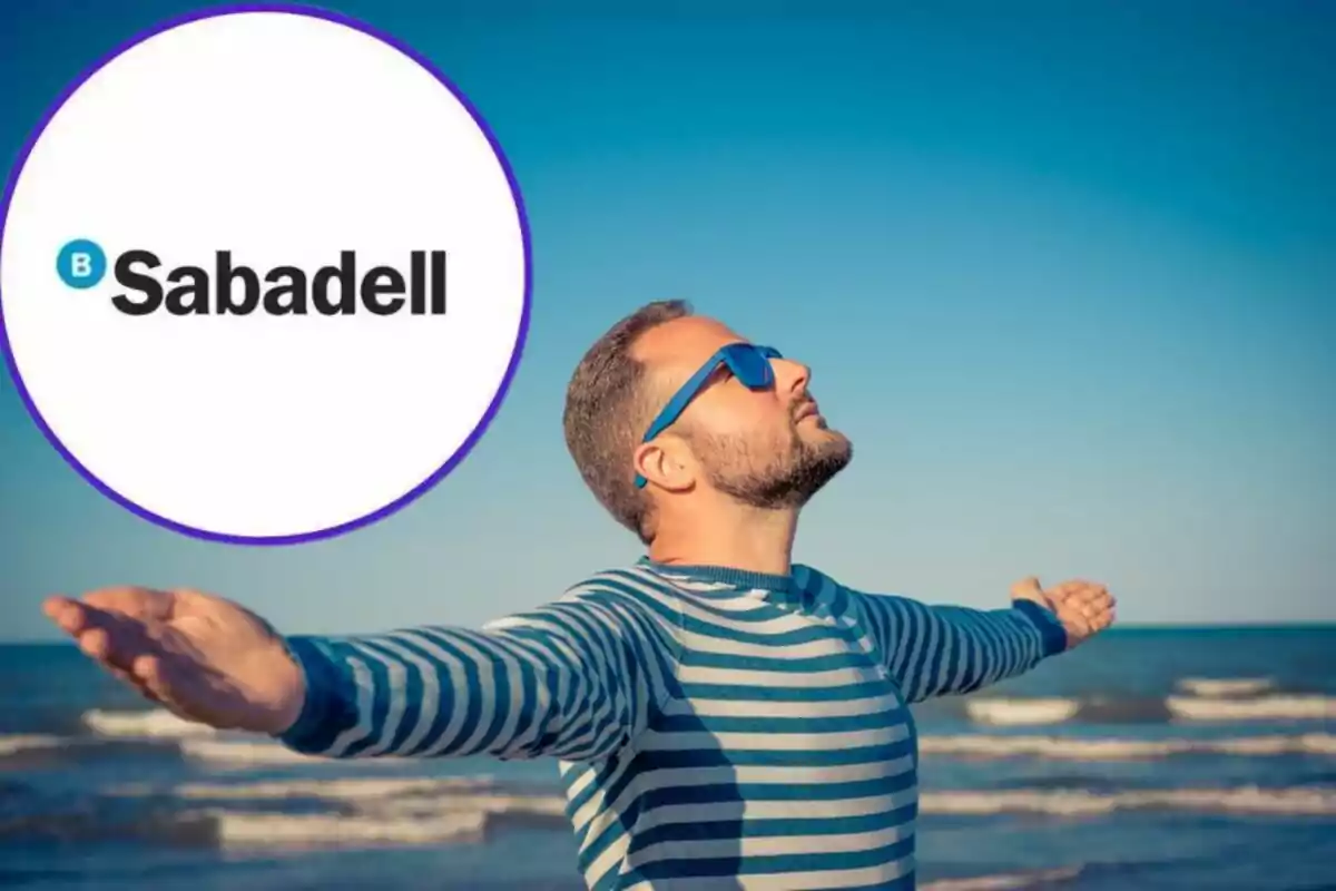 Hombre con gafas de sol y camiseta de rayas disfrutando en la playa con el logo de Sabadell en la esquina superior izquierda.