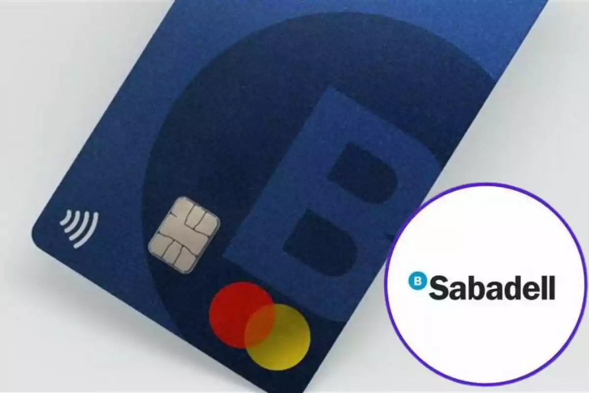 Tarjeta de crédito azul con el logotipo de Mastercard y el logotipo de Sabadell en un círculo blanco.