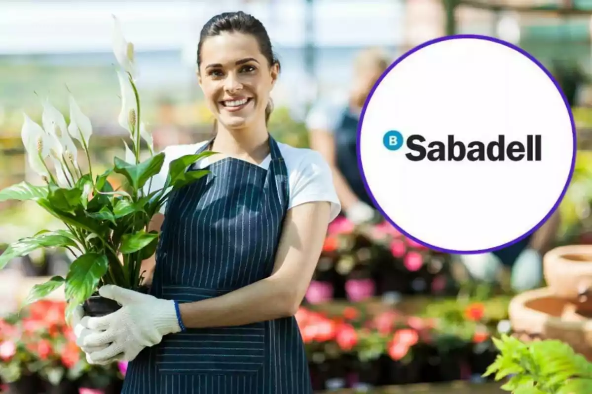 Una mujer sonriente con delantal y guantes sostiene una planta en un vivero, con el logotipo de Sabadell en la esquina superior derecha.