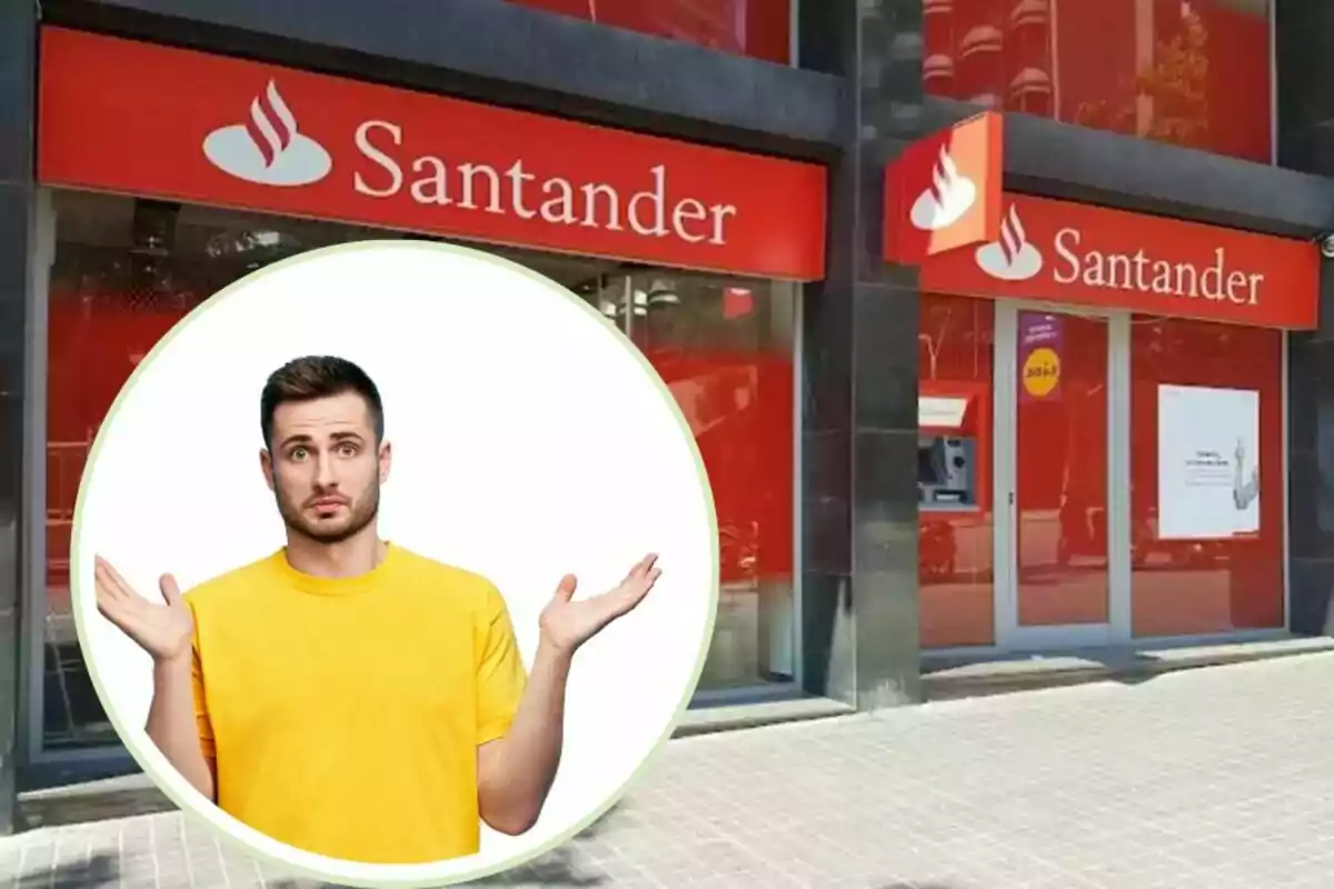 Un hombre con una camiseta amarilla y una expresión de confusión frente a una sucursal del banco Santander.