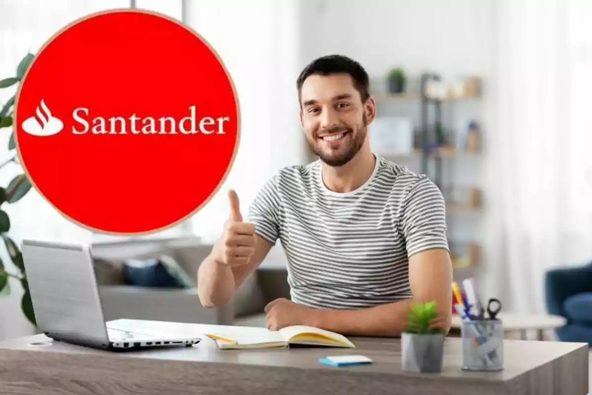 Un hombre sonriente con una camiseta de rayas, sentado en un escritorio con una computadora portátil y un cuaderno, haciendo un gesto de aprobación con el pulgar hacia arriba, junto a un logotipo rojo de Santander.