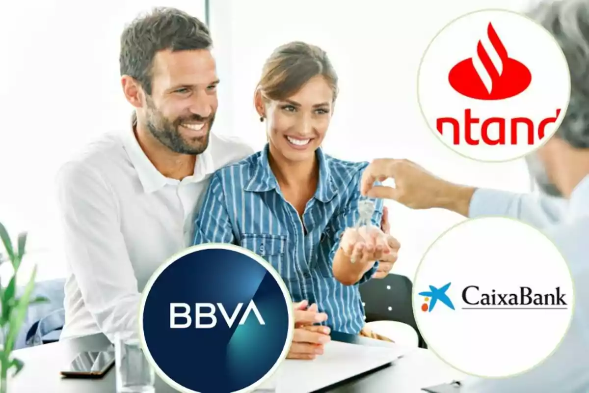 Pareja recibiendo llaves de una casa con logotipos de BBVA, Santander y CaixaBank.