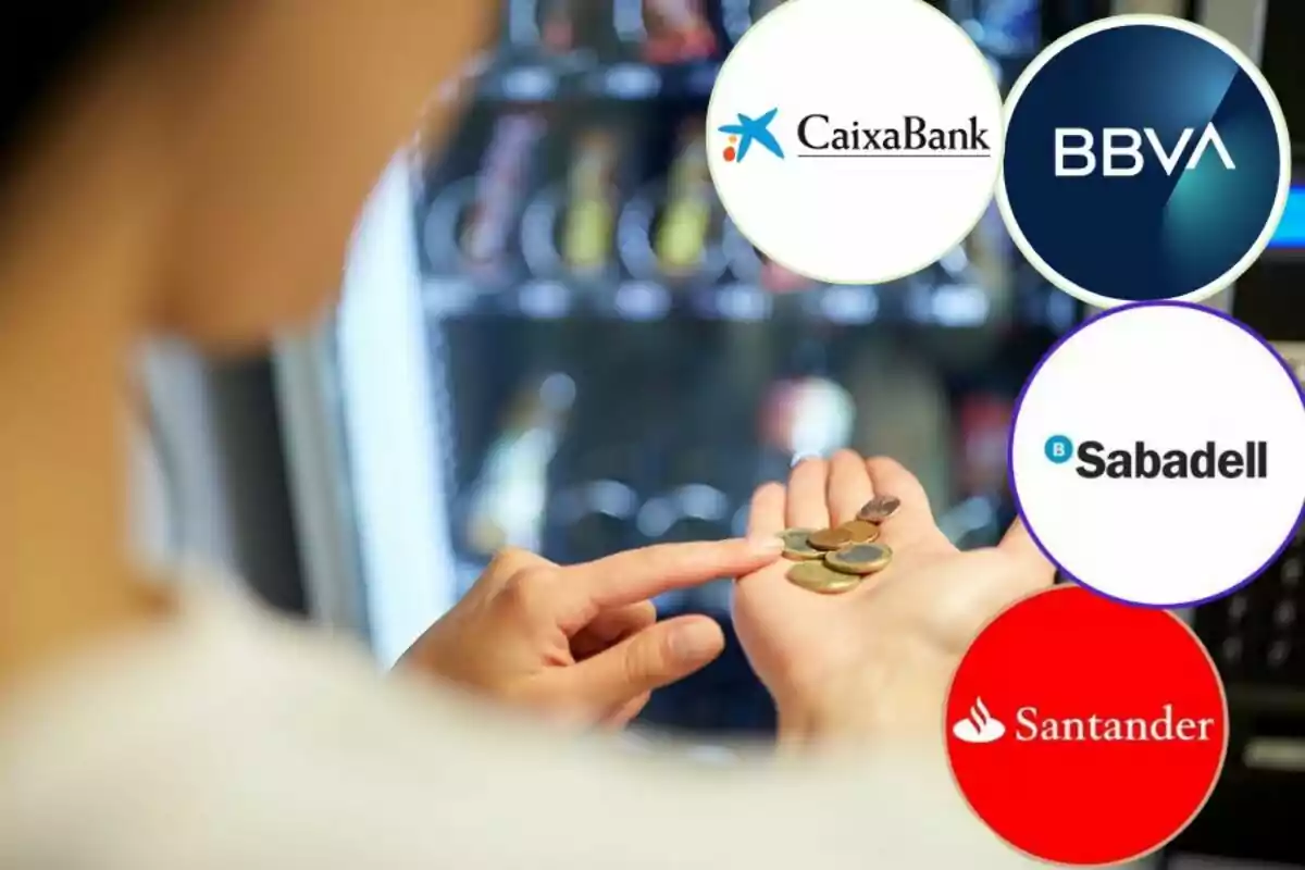 Una persona sostiene monedas en la mano frente a una máquina expendedora con logotipos de bancos como CaixaBank, BBVA, Sabadell y Santander superpuestos.