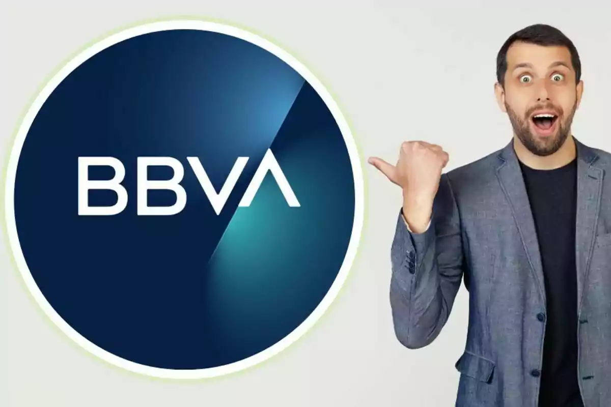 Hombre sorprendido señalando el logotipo de BBVA.