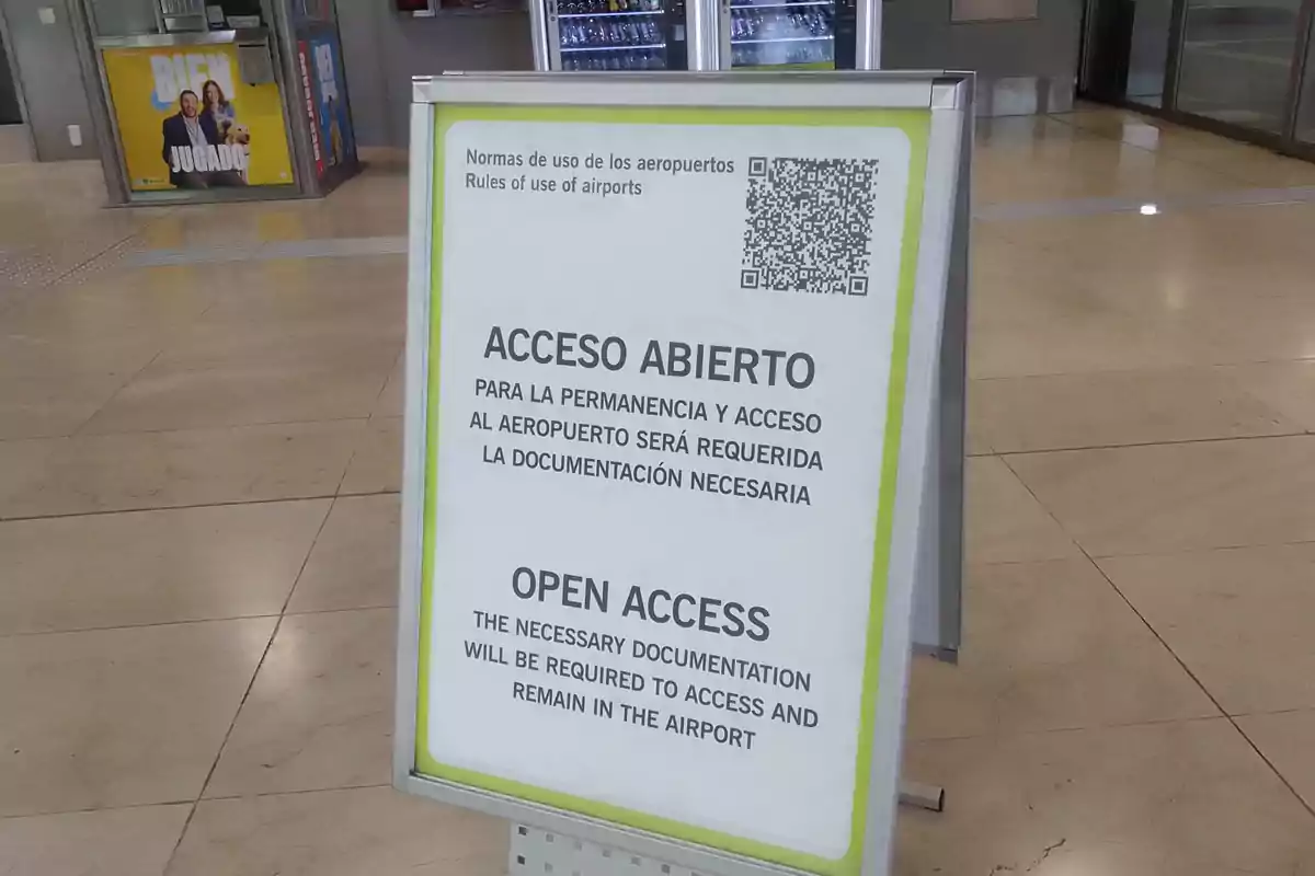 Un cartel en un aeropuerto indica que el acceso está abierto, pero se requerirá la documentación necesaria para permanecer y acceder al aeropuerto.