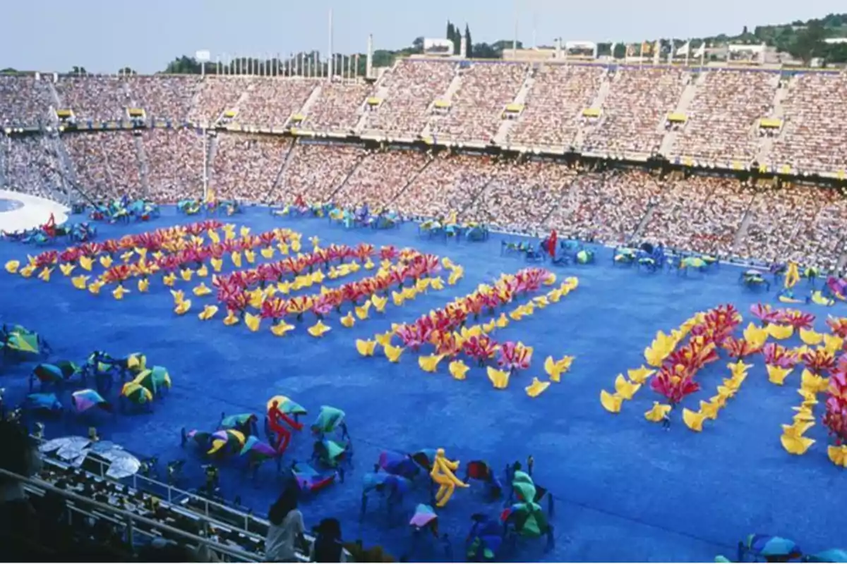 Un estadio lleno de espectadores con una presentación colorida en el campo.