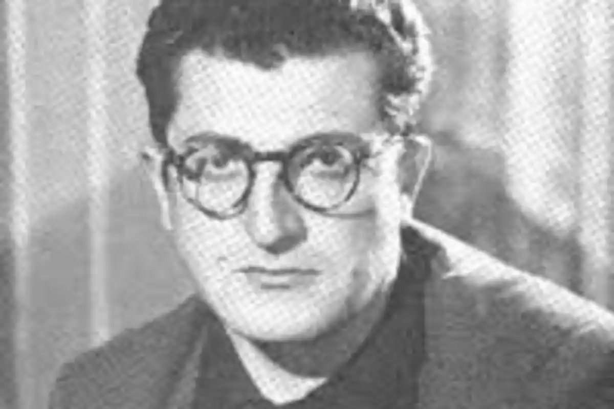 Un hombre con gafas y cabello oscuro en una fotografía en blanco y negro. Un hombre con gafas y cabello oscuro en una fotografía en blanco y negro.