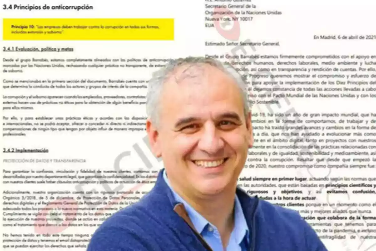 Un hombre sonriente con cabello canoso y una chaqueta azul aparece en primer plano, mientras que en el fondo se puede ver un documento con texto en español que trata sobre principios de anticorrupción y políticas de transparencia.