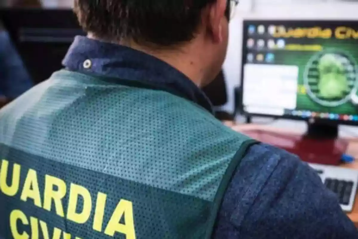 Un agente de la Guardia Civil trabajando frente a una computadora.