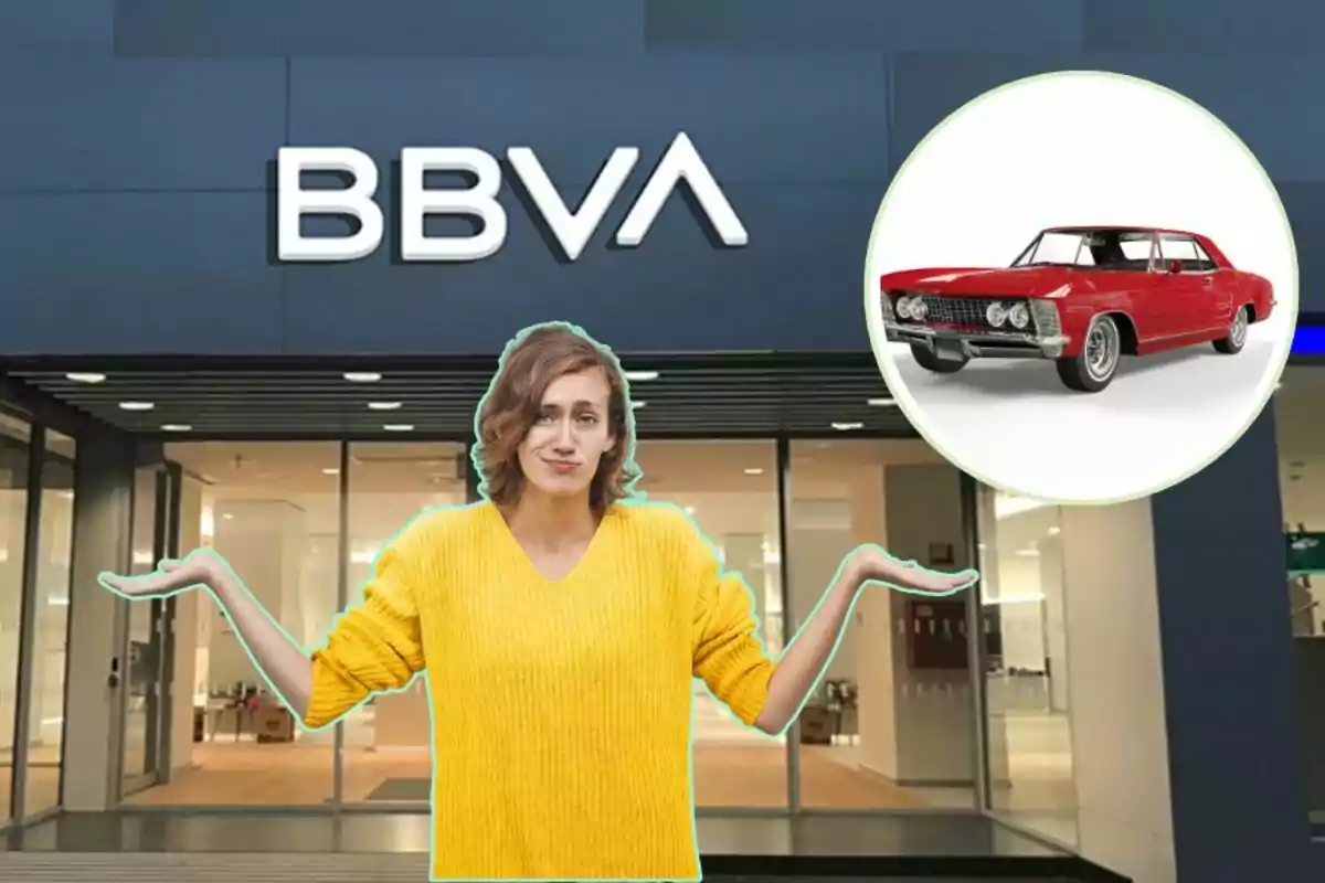 Una mujer con un suéter amarillo hace un gesto de confusión frente a una sucursal de BBVA, con la imagen de un coche rojo en un círculo a su lado.