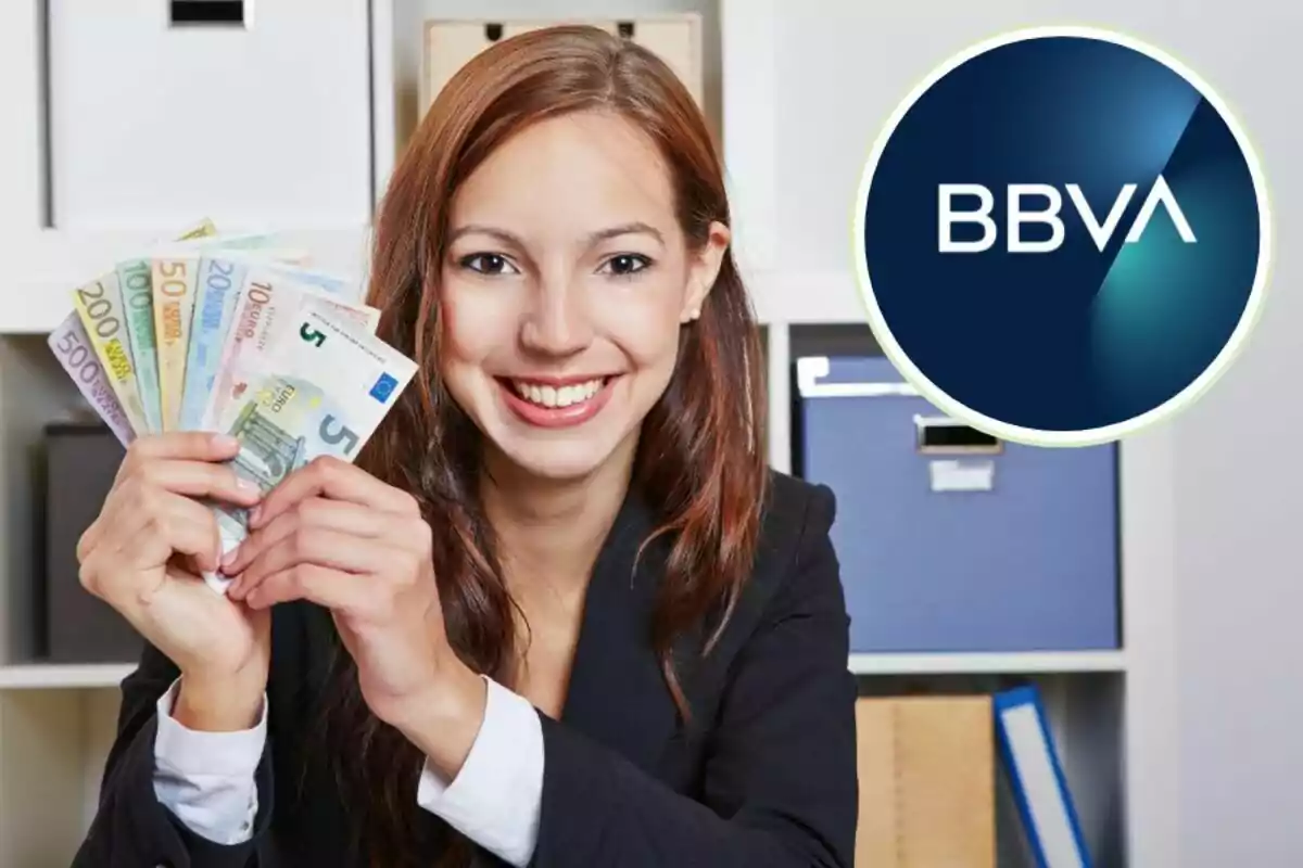 Una mujer sonriente sosteniendo billetes de euro con el logo de BBVA en la esquina superior derecha.