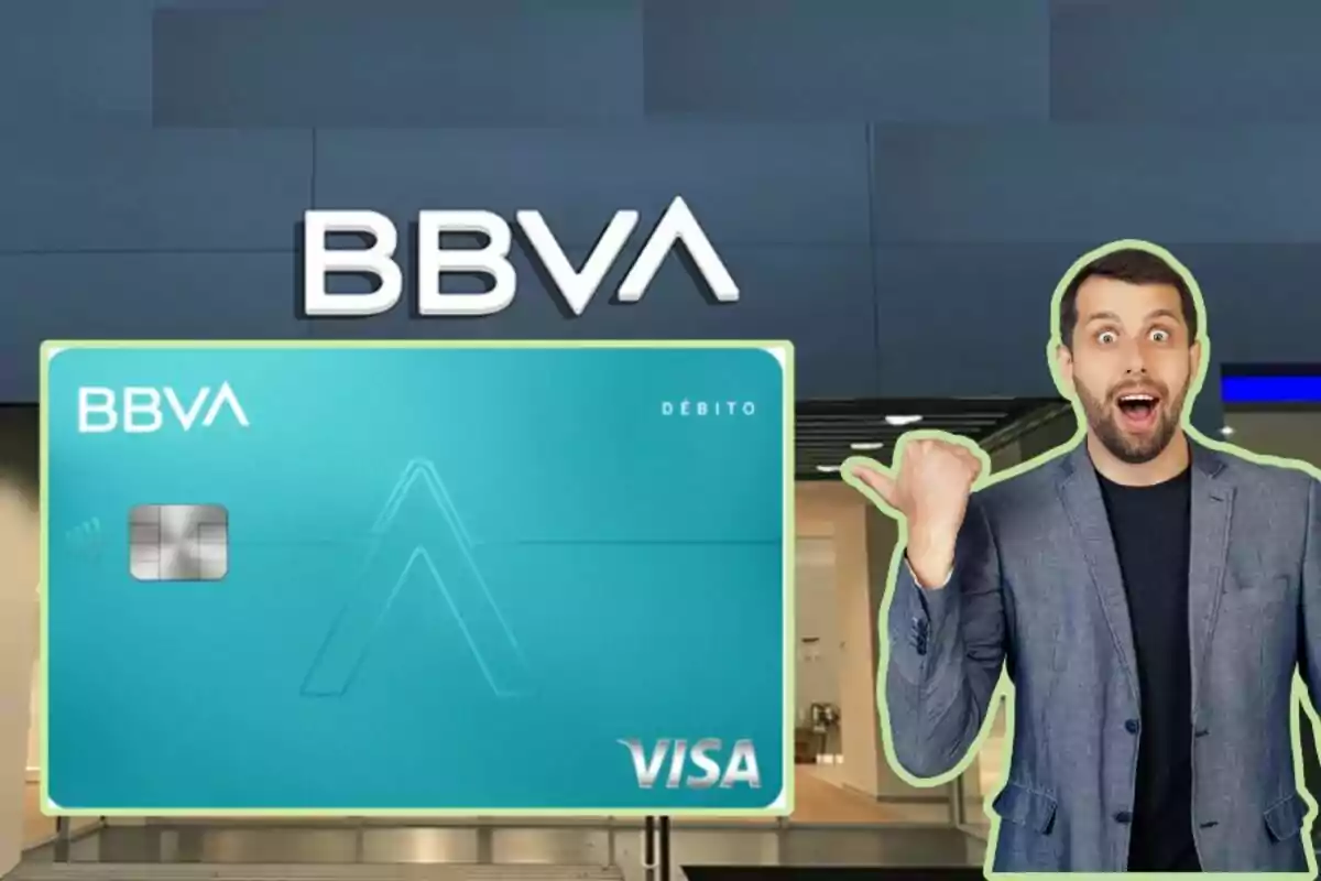 Hombre sorprendido señalando una tarjeta de débito BBVA frente a una sucursal del banco.