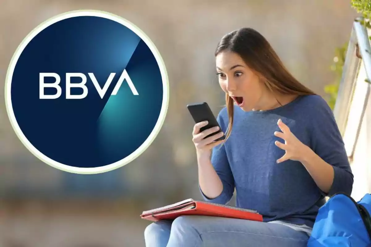 Mujer sorprendida mirando su teléfono móvil junto al logo de BBVA.