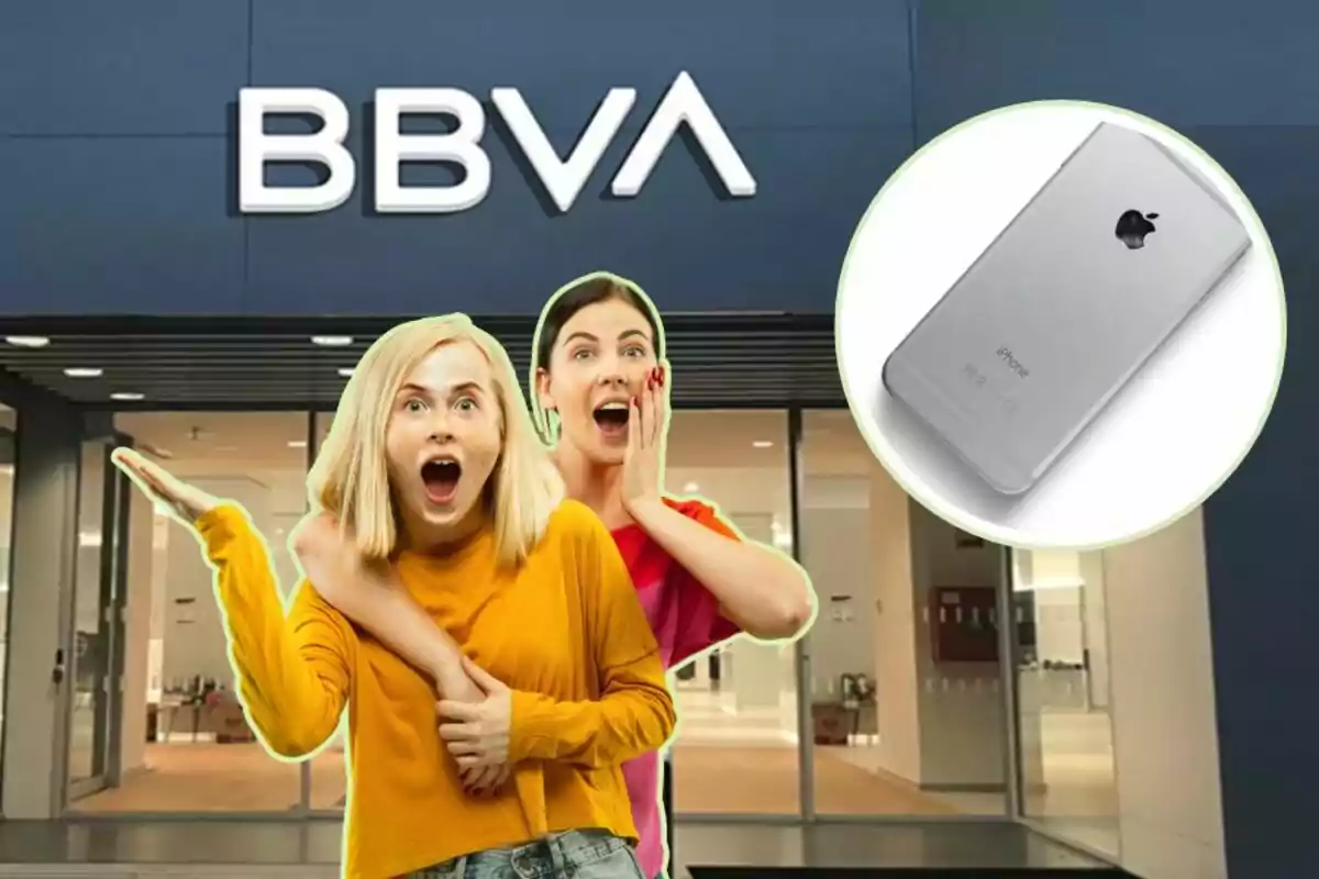 Dos mujeres sorprendidas frente a una sucursal de BBVA con la imagen de un iPhone en la esquina superior derecha.