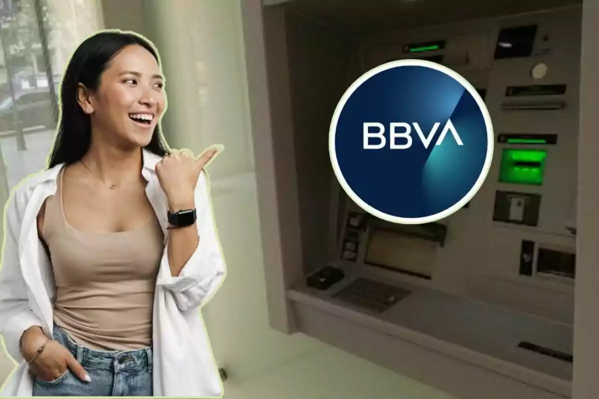 Una mujer sonriente señala hacia un cajero automático con el logotipo de BBVA.