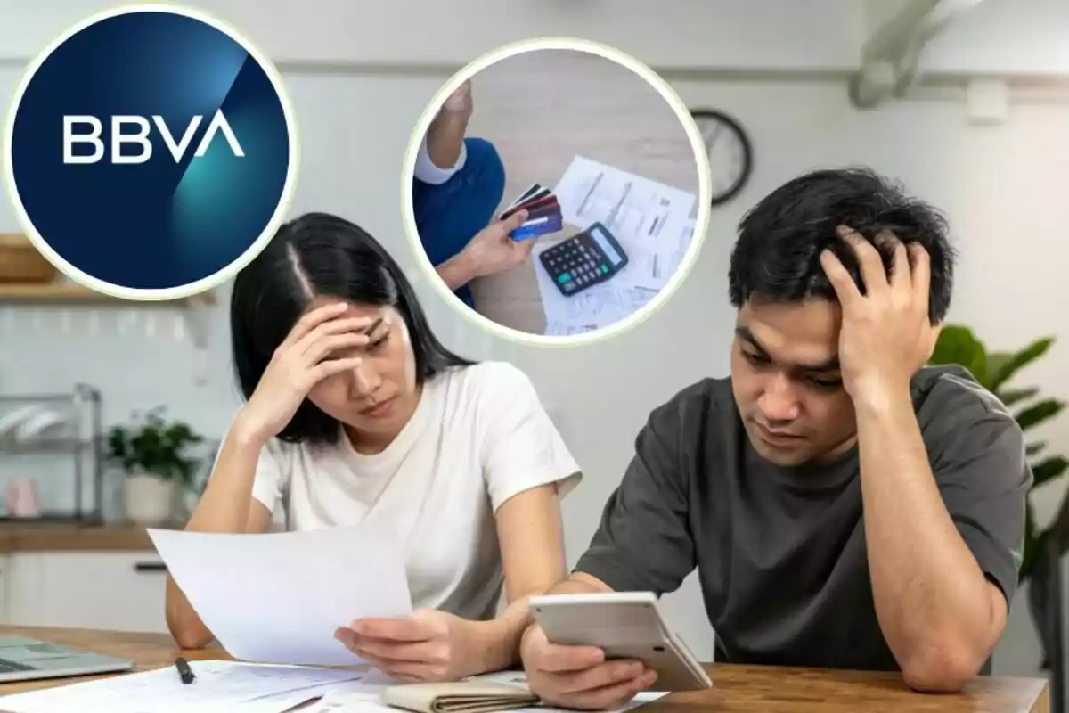 Una pareja se muestra preocupada mientras revisa documentos financieros y utiliza una calculadora, con el logotipo de BBVA y una imagen de tarjetas de crédito en el fondo.