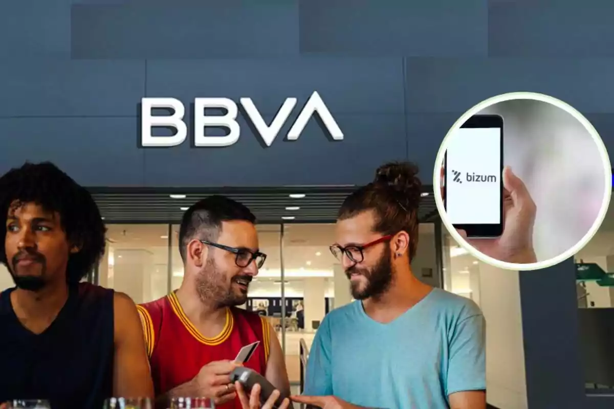 Tres hombres conversan frente a una sucursal de BBVA, mientras uno de ellos sostiene un dispositivo de pago; en la esquina superior derecha, se muestra un teléfono móvil con la aplicación Bizum.