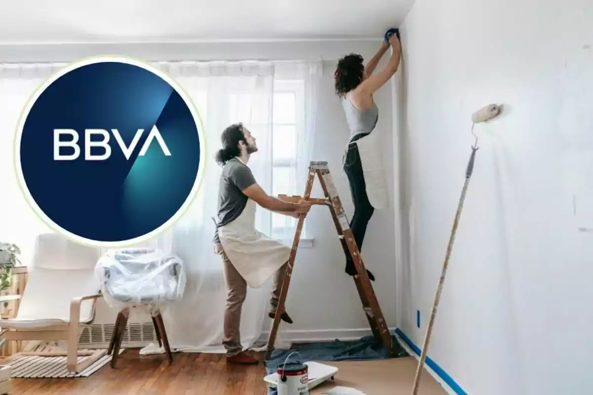 Dos personas pintando una habitación con el logo de BBVA en la esquina izquierda