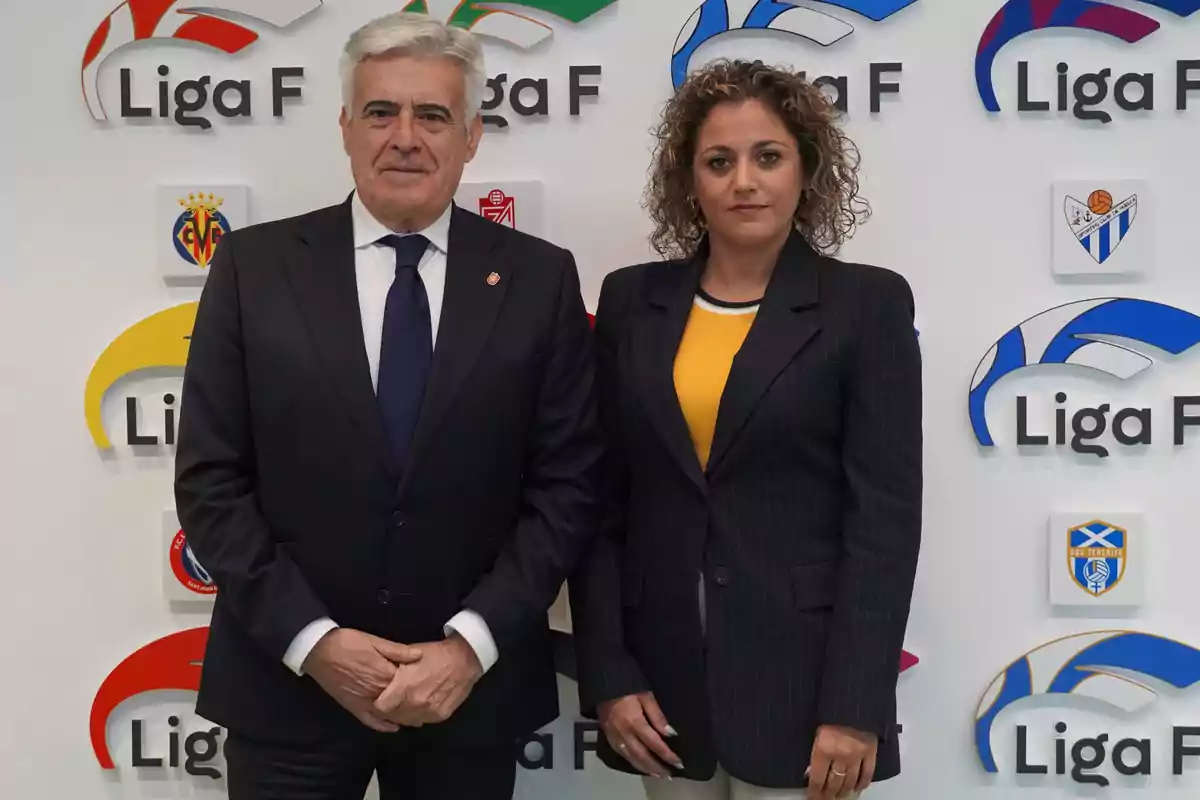 Dos personas posan frente a un fondo con logotipos de la Liga F. Dos personas posan frente a un fondo con logotipos de la Liga F.
