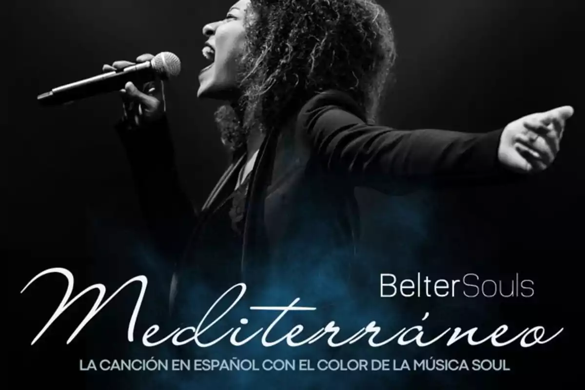 Una cantante de perfil sostiene un micrófono mientras canta apasionadamente, con el texto Una cantante de perfil sostiene un micrófono mientras canta apasionadamente, con el texto