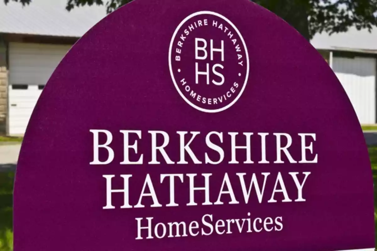 Un letrero de Berkshire Hathaway HomeServices en un entorno exterior. Un letrero de Berkshire Hathaway HomeServices en un entorno exterior.