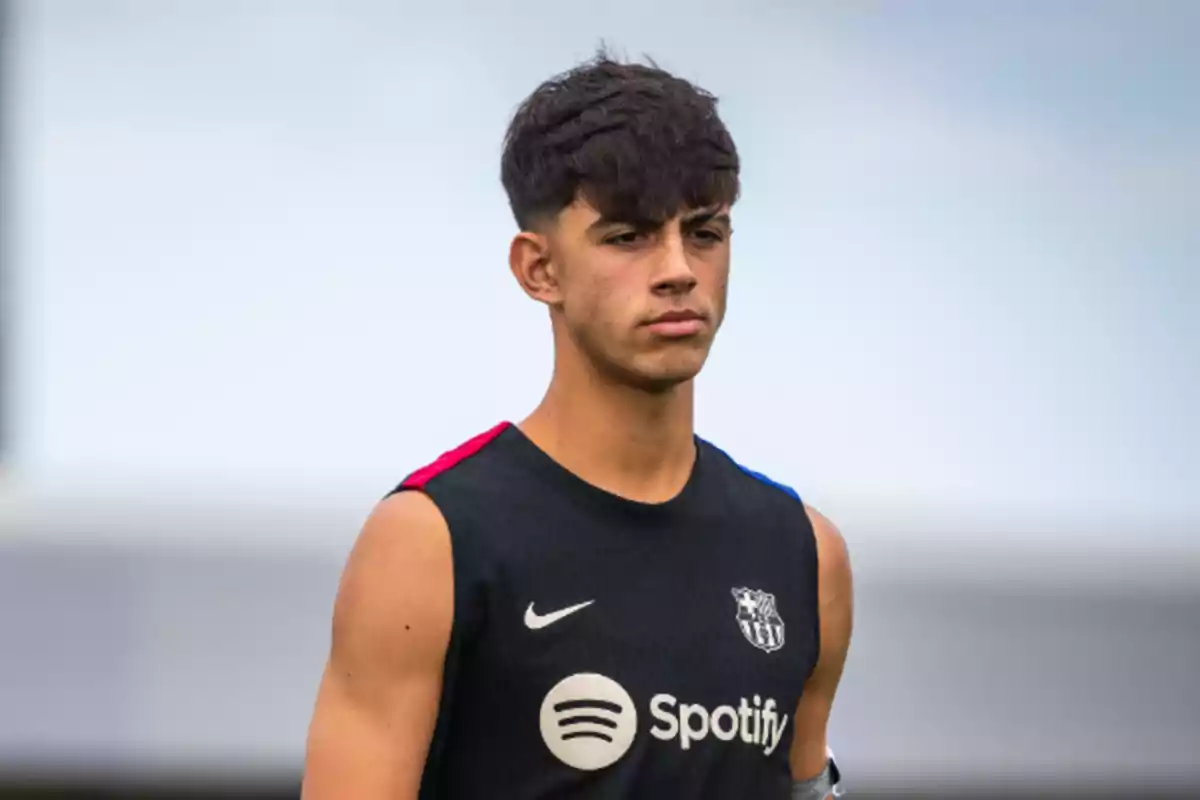 Joven futbolista con camiseta de entrenamiento del FC Barcelona y fondo desenfocado Joven futbolista con camiseta de entrenamiento del FC Barcelona y fondo desenfocado