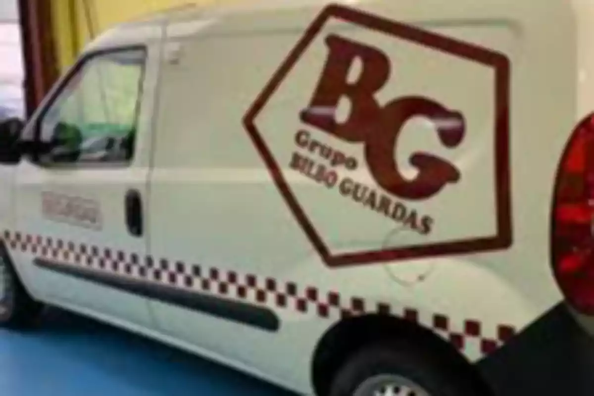 Una furgoneta blanca con el logotipo de "BG Grupo Bilbo Guardas" en el costado.