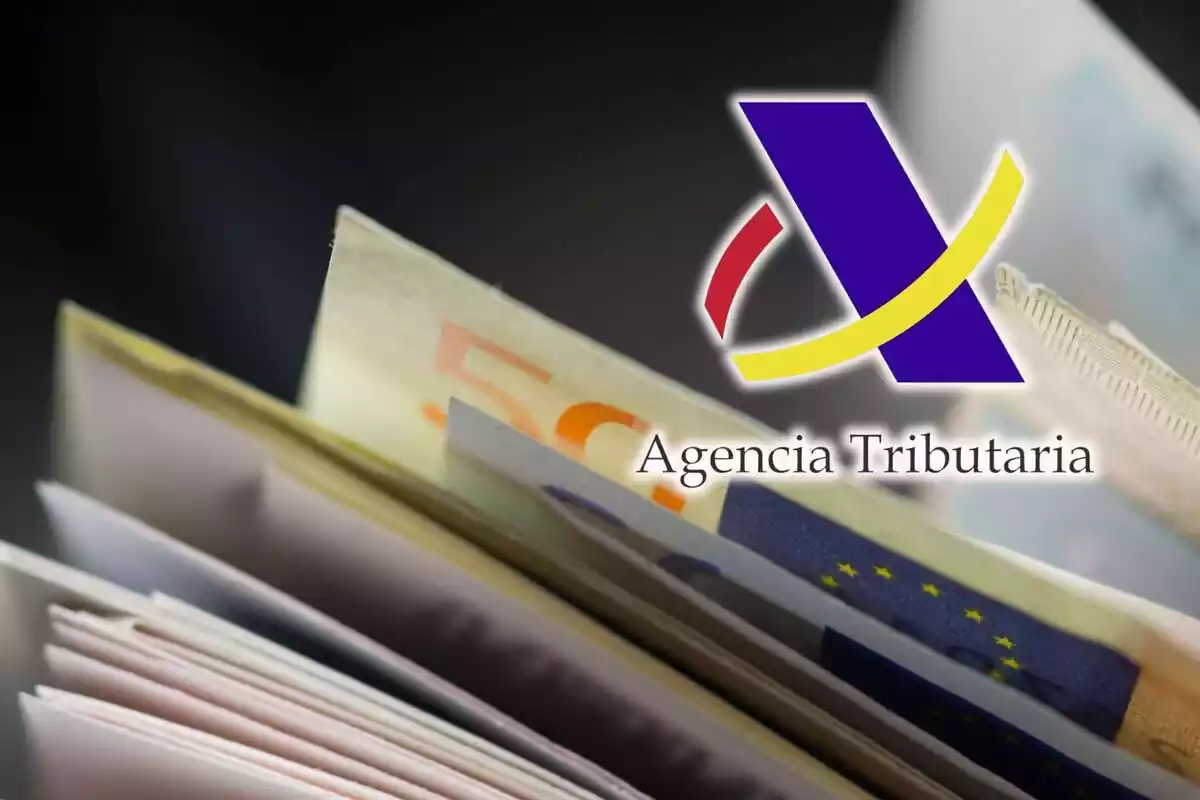 Montaje del logo de la Agencia Tributaria encima de billetes de euro