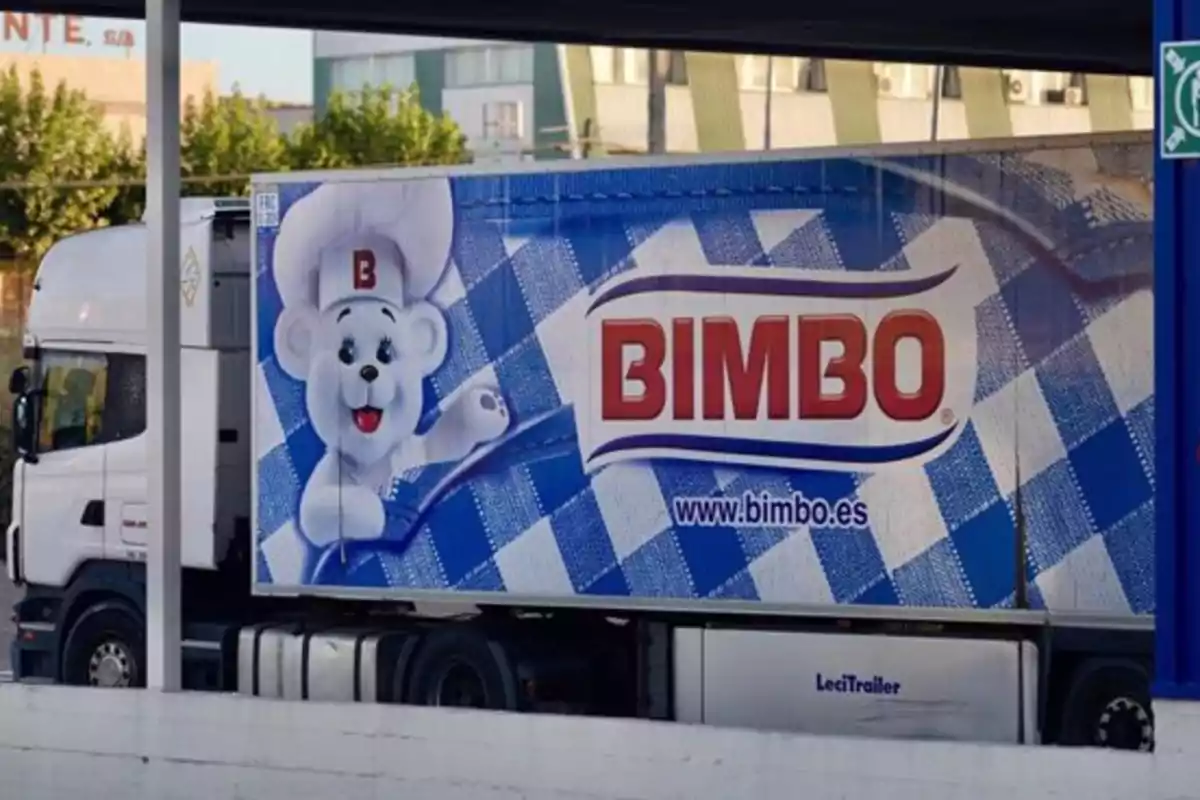 Camión de reparto con publicidad de Bimbo y un oso blanco en el lateral.