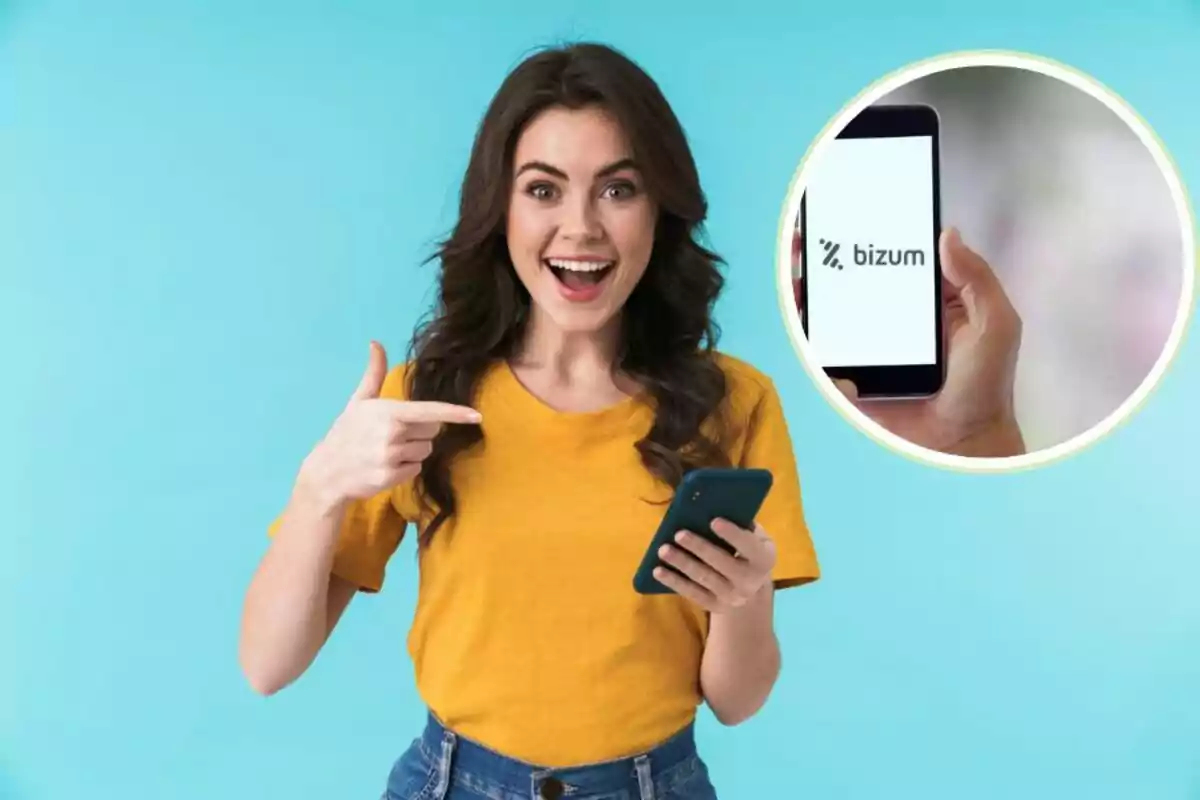 Mujer sonriente con camiseta amarilla señalando su teléfono móvil, con un recuadro que muestra la aplicación Bizum en la pantalla de otro teléfono.