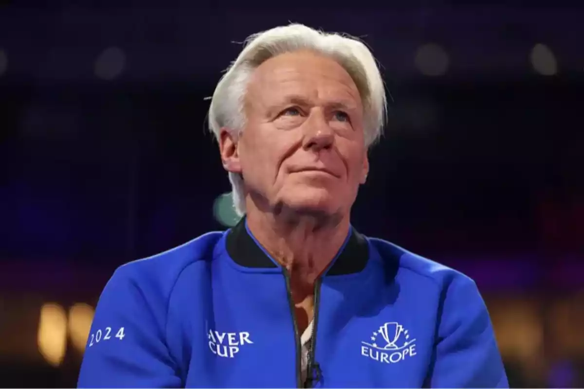 Un hombre de cabello canoso lleva una chaqueta azul con el logo de la Laver Cup y la palabra 