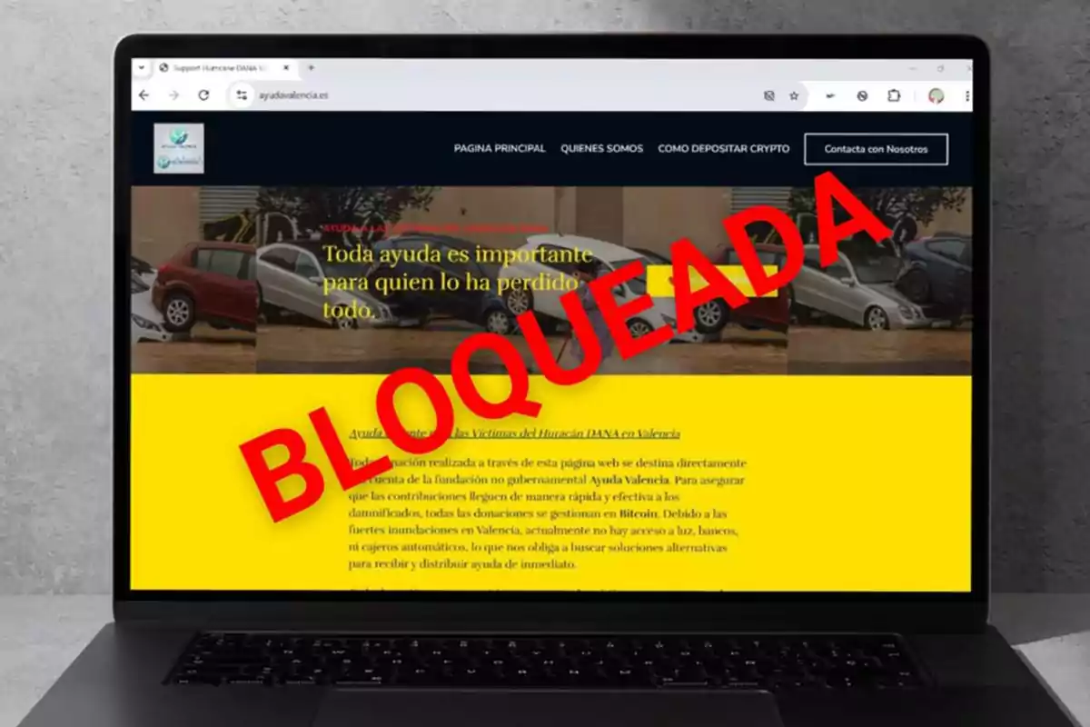 Pantalla de computadora mostrando un sitio web bloqueado con un mensaje en rojo que dice "BLOQUEADA".