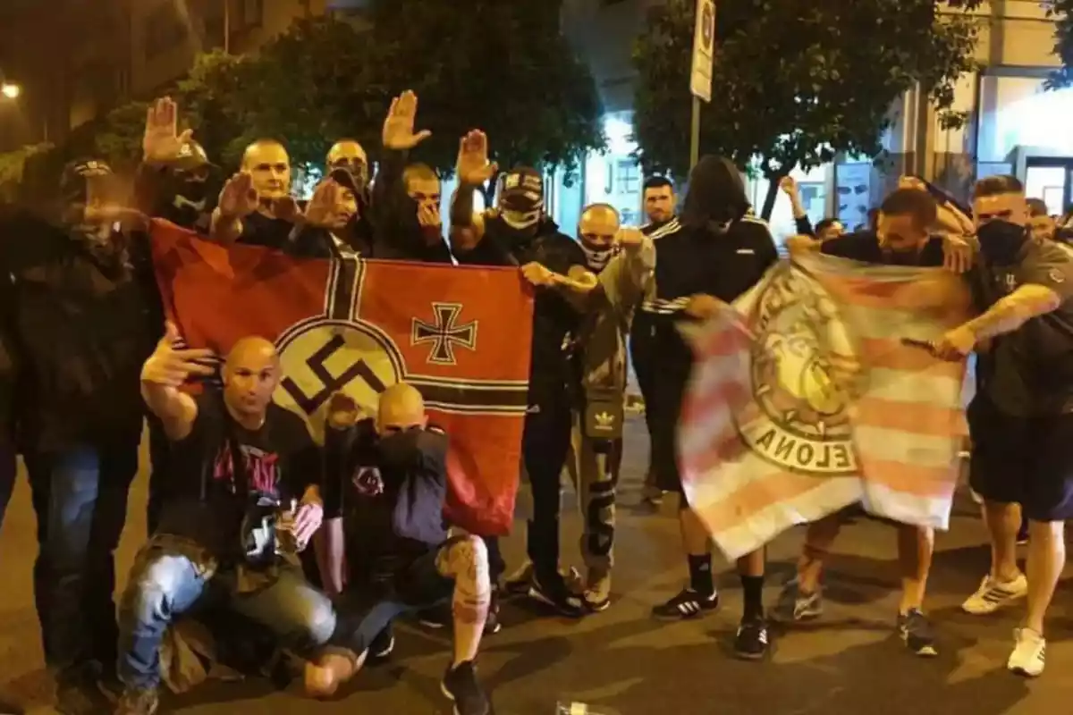 Boixos Nois posando con la bandera y el saludo nazi