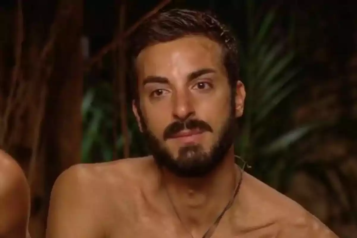 Borja González con barba y cabello oscuro está sentado en un entorno natural en Supervivientes. Borja González con barba y cabello oscuro está sentado en un entorno natural en Supervivientes.