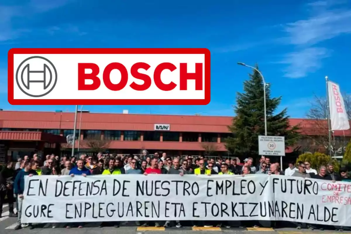 Un grupo de personas se manifiesta frente a un edificio de Bosch sosteniendo una pancarta que defiende el empleo y el futuro.